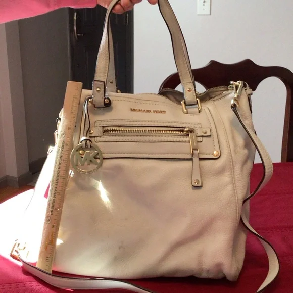 Michael Kors off vanilla colored leather purse - Picture 2 of 10